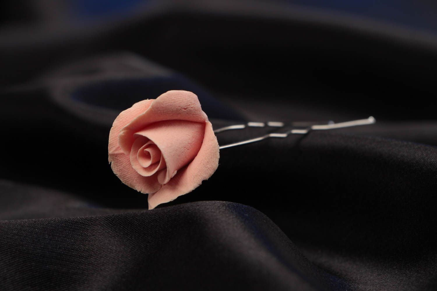 Horquilla para el pelo metálica artesanal con flor de rosa de arcilla polimérica foto 1
