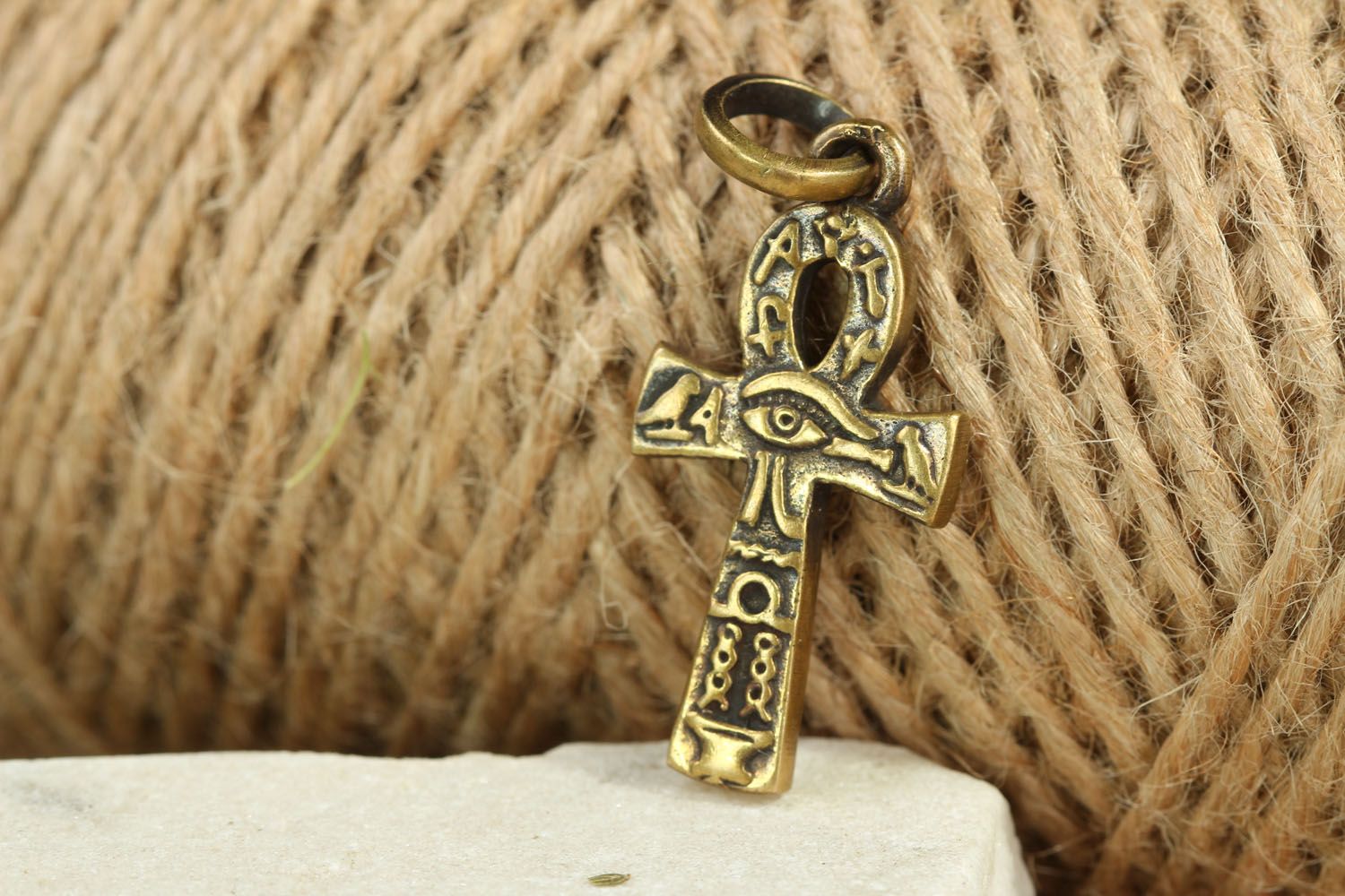 Pingente de bronze feito à mão em forma da cruz do Egipto  foto 4