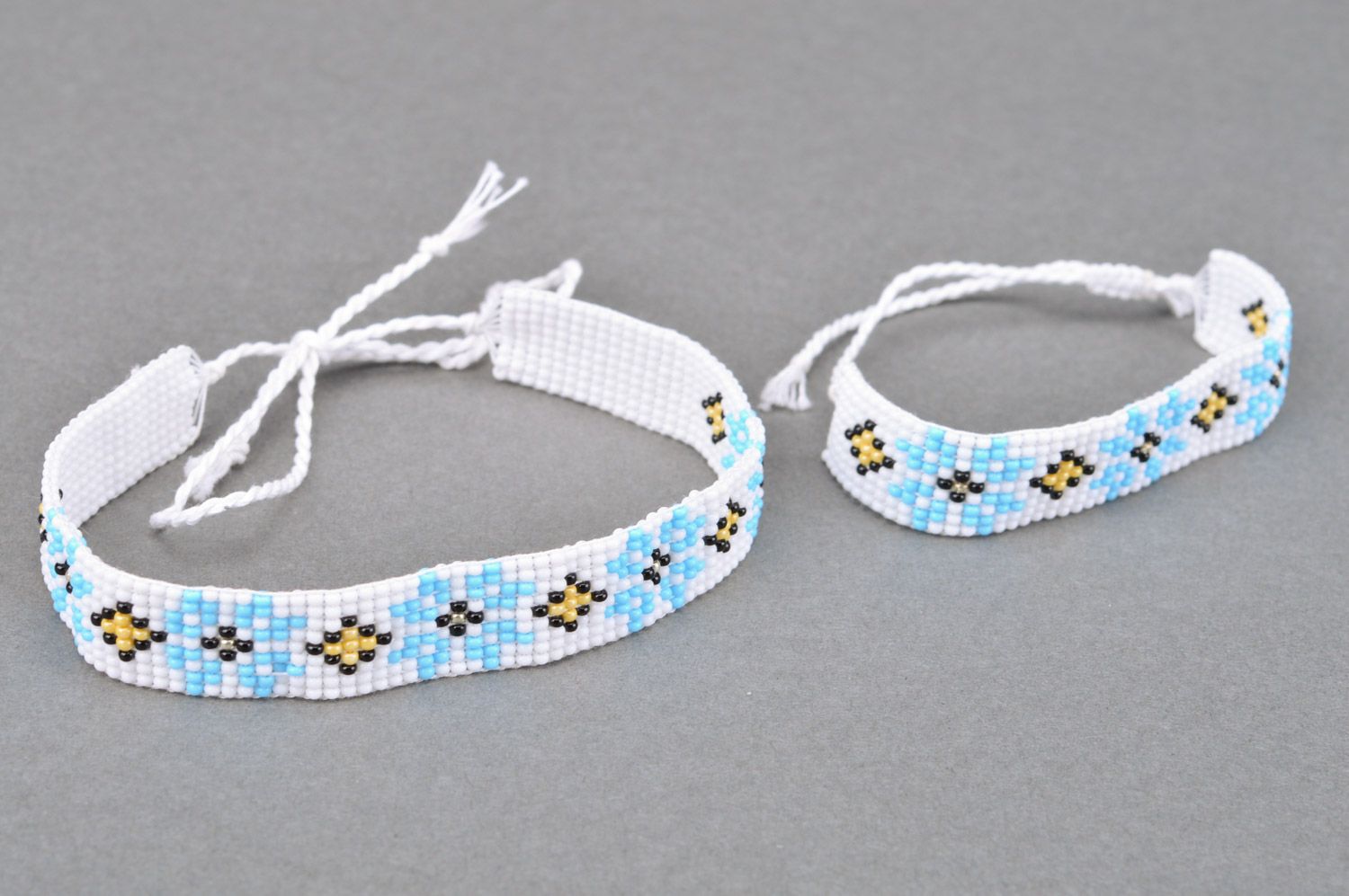 Handmade Schmuck Set aus Glasperlen Armband und Collier weiß mit blauer Musterung foto 2