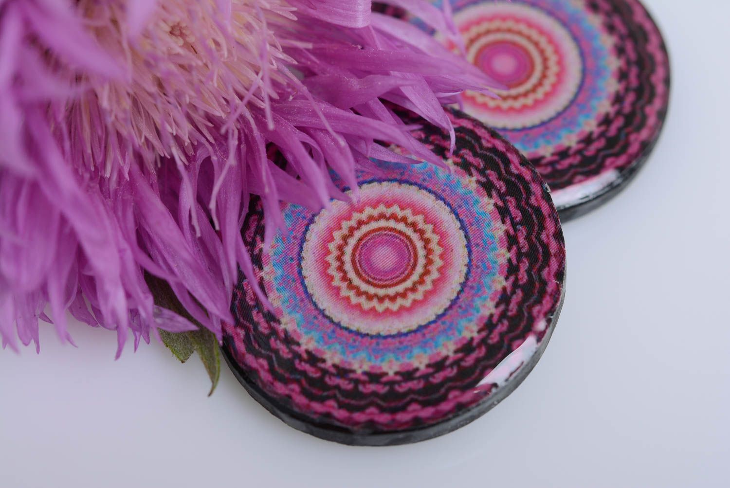 Künstlerische Runde Ohrringe aus Polymer Ton mit Ornament im Ethno Stil violett foto 2