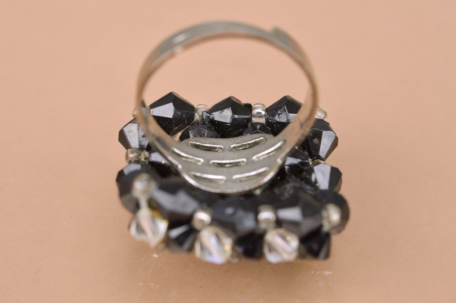 Бисерное кольцо ручной работы на металлической основе черно-белое квадратное фото 5