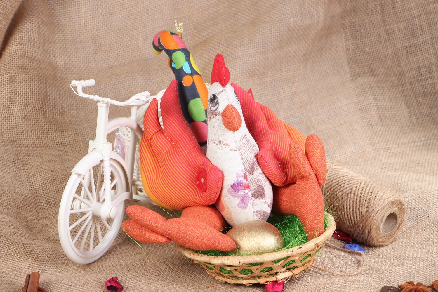 Мягкая игрушка из ткани на подставке Курица в гнезде с яйцом фото 5