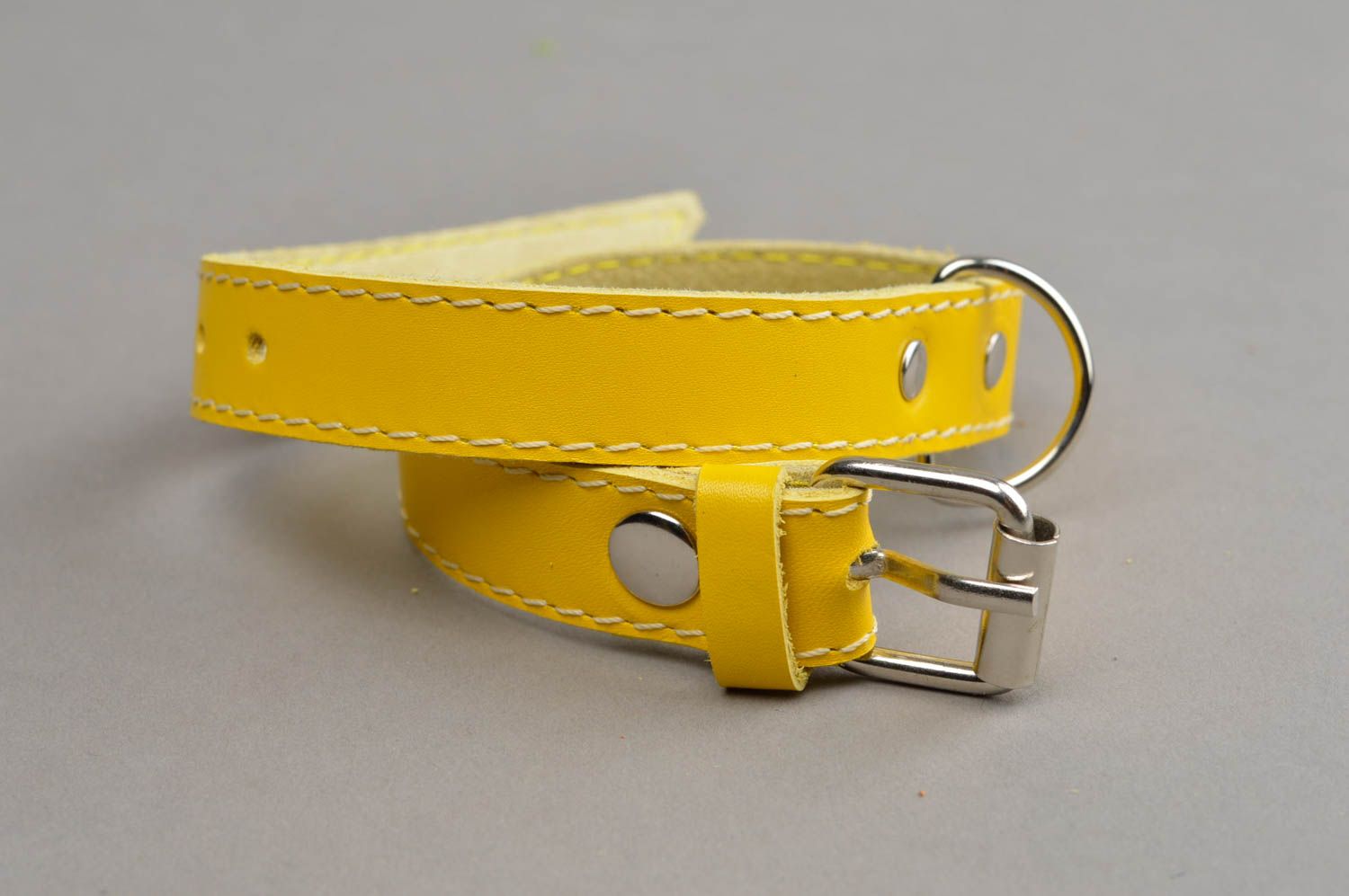 Кожаный ошейник для собак желтого цвета тонкий оригинальный ручной работы  фото 3