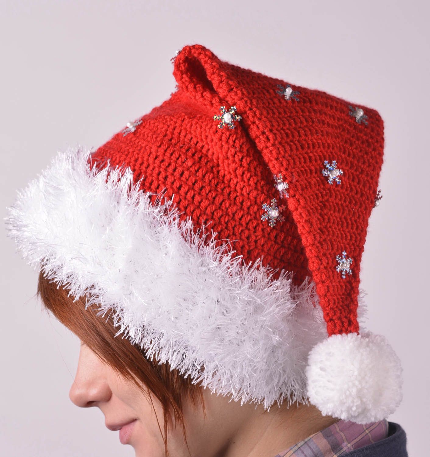 Вязаная шапка ручной работы зимняя шапка красная новогодняя шапка праздничная фото 3