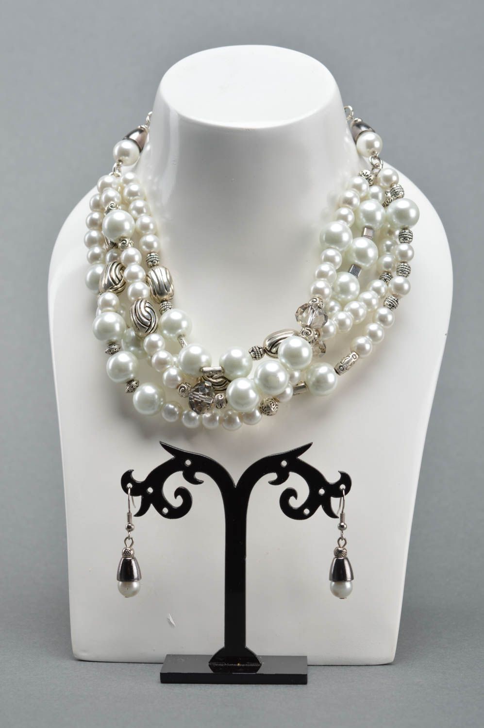 Set de boucles d'oreilles et collier faits main en fausses perles blanches  photo 3