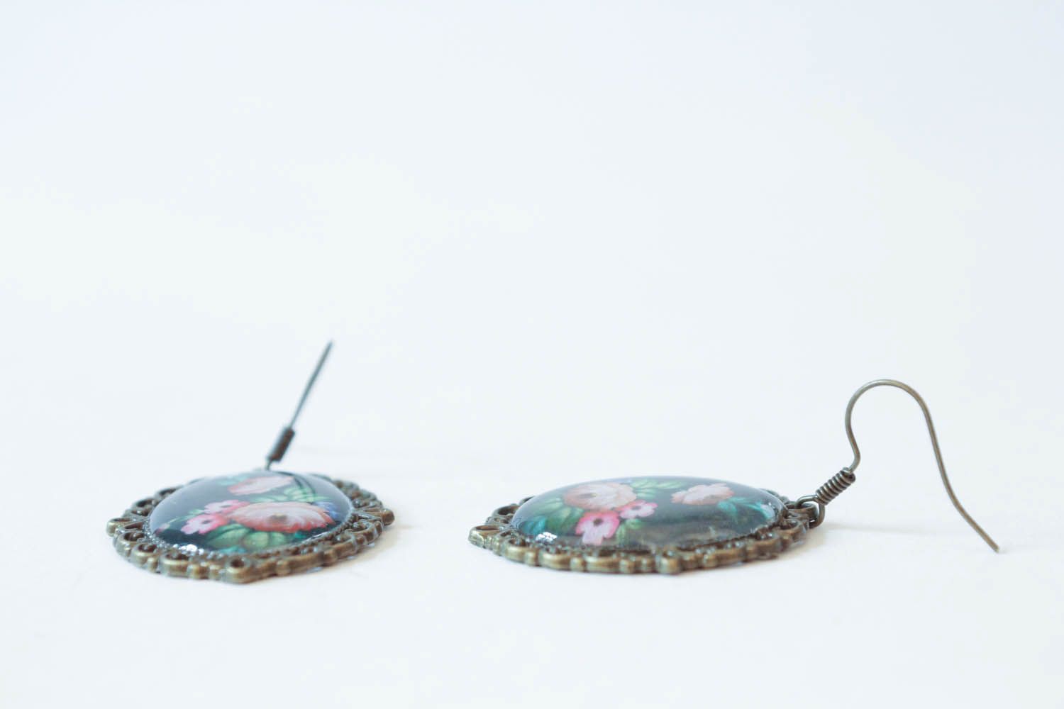 Boucles d'oreilles pendantes dans un entourage métallique  photo 4