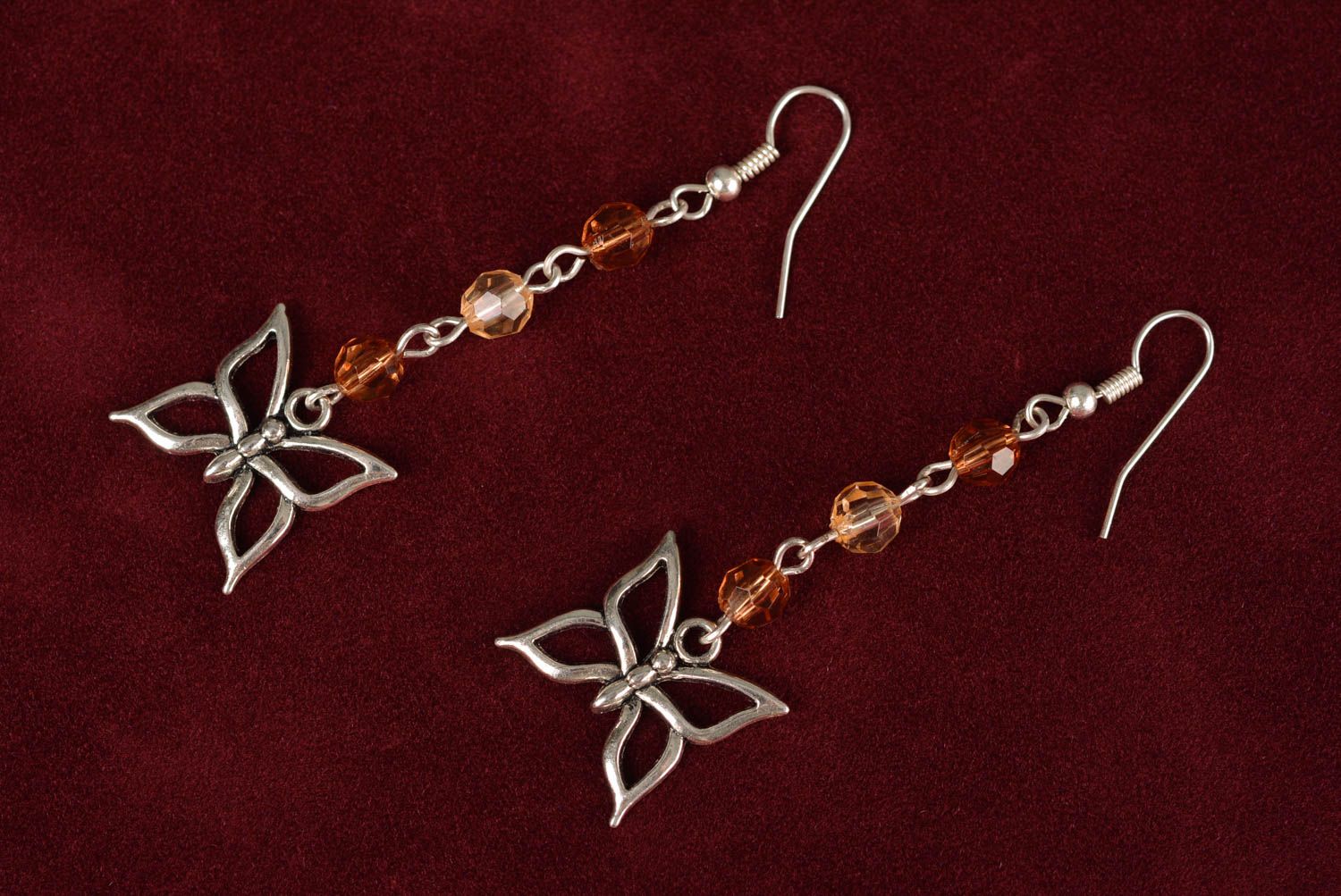 Orecchini di metallo fatti a mano lunghi accessorio originale con farfalle foto 1