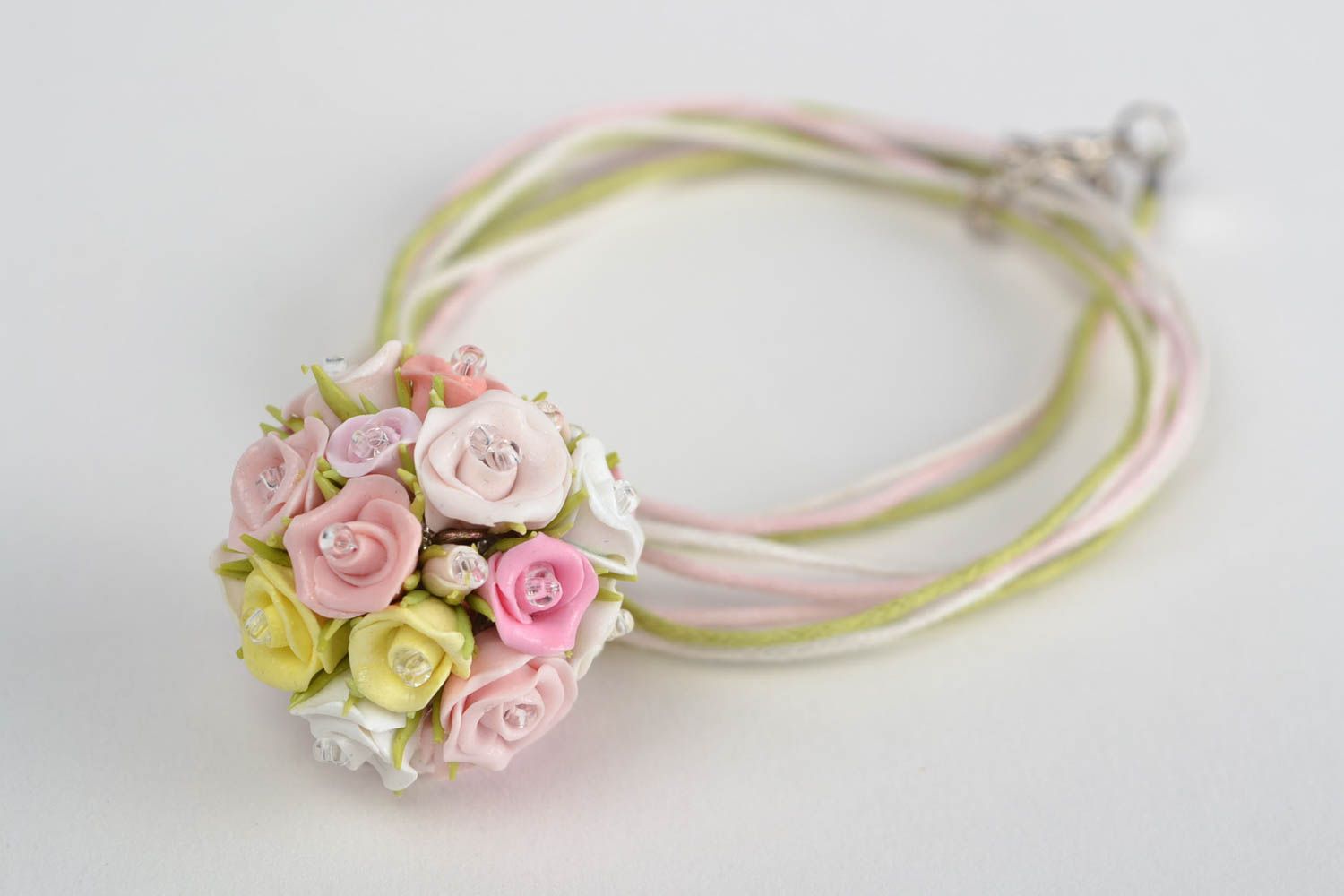 Handmade Blumen Anhänger aus Polymerton in Rosa an Wachsschnur künstlerisch foto 4