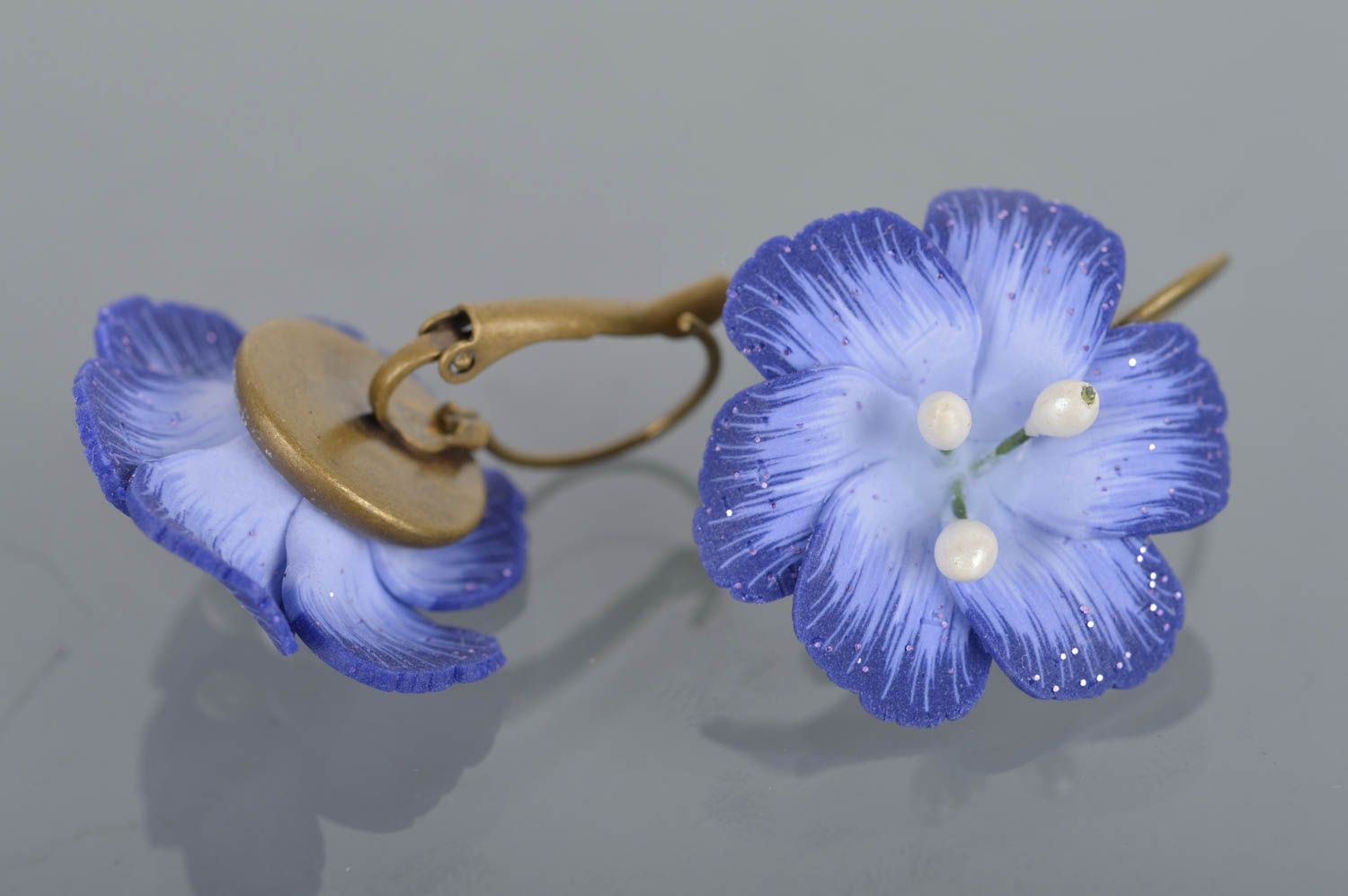 Серьги цветы из полимерной глины синие с тычинками крупные ручной работы фото 5