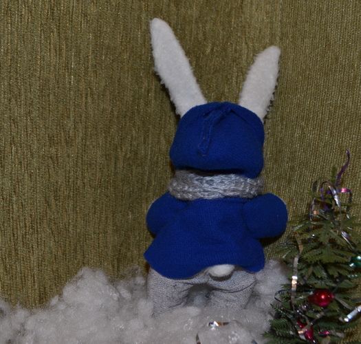 Juguete de peluche artesanal liebre en mono de tela foto 2