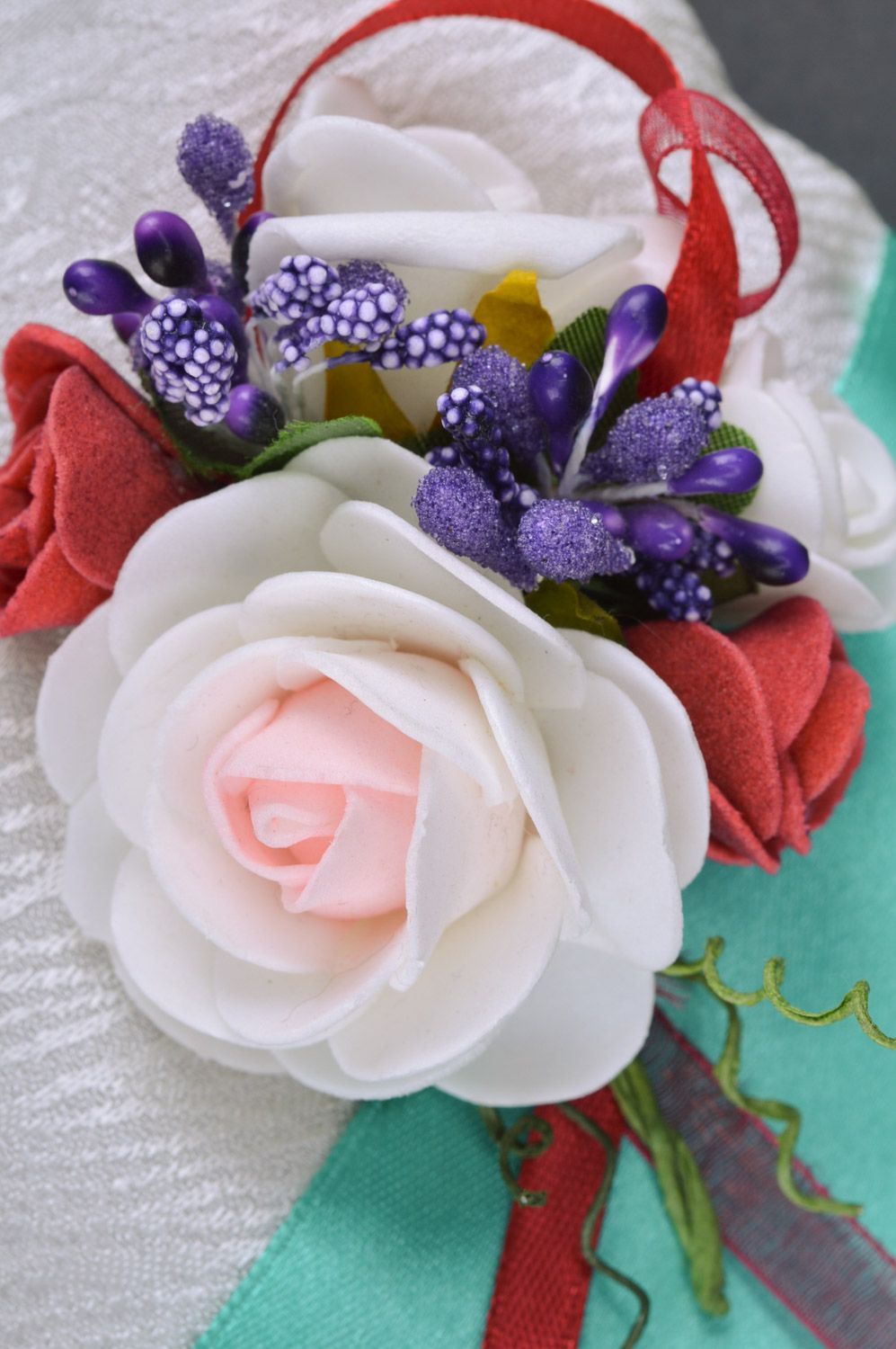 Schönes weißes Ringkissen für Hochzeit aus Atlas mit Blumenund Bändern Handarbeit foto 6
