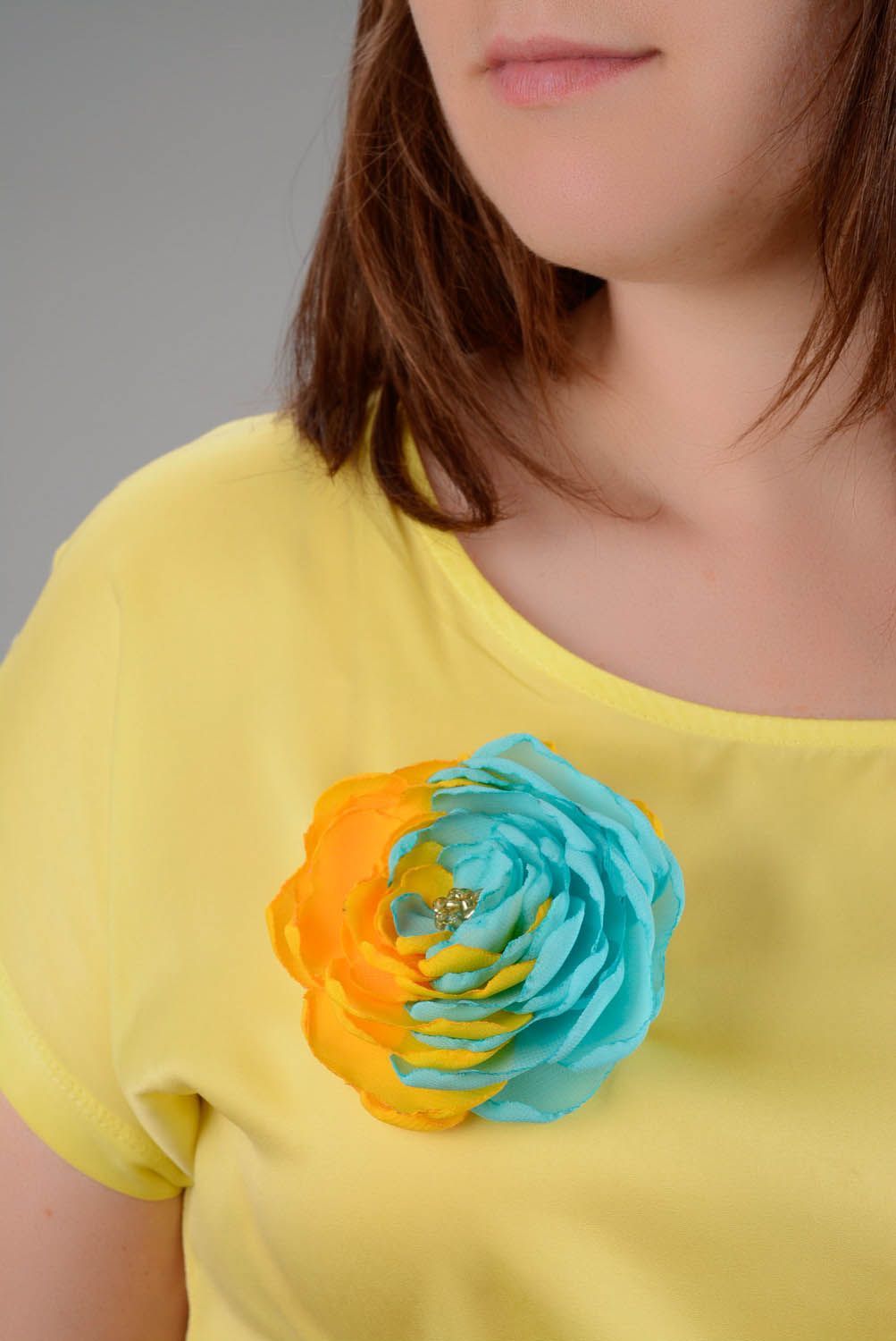 Broche en forme de fleur jaune et bleue photo 4