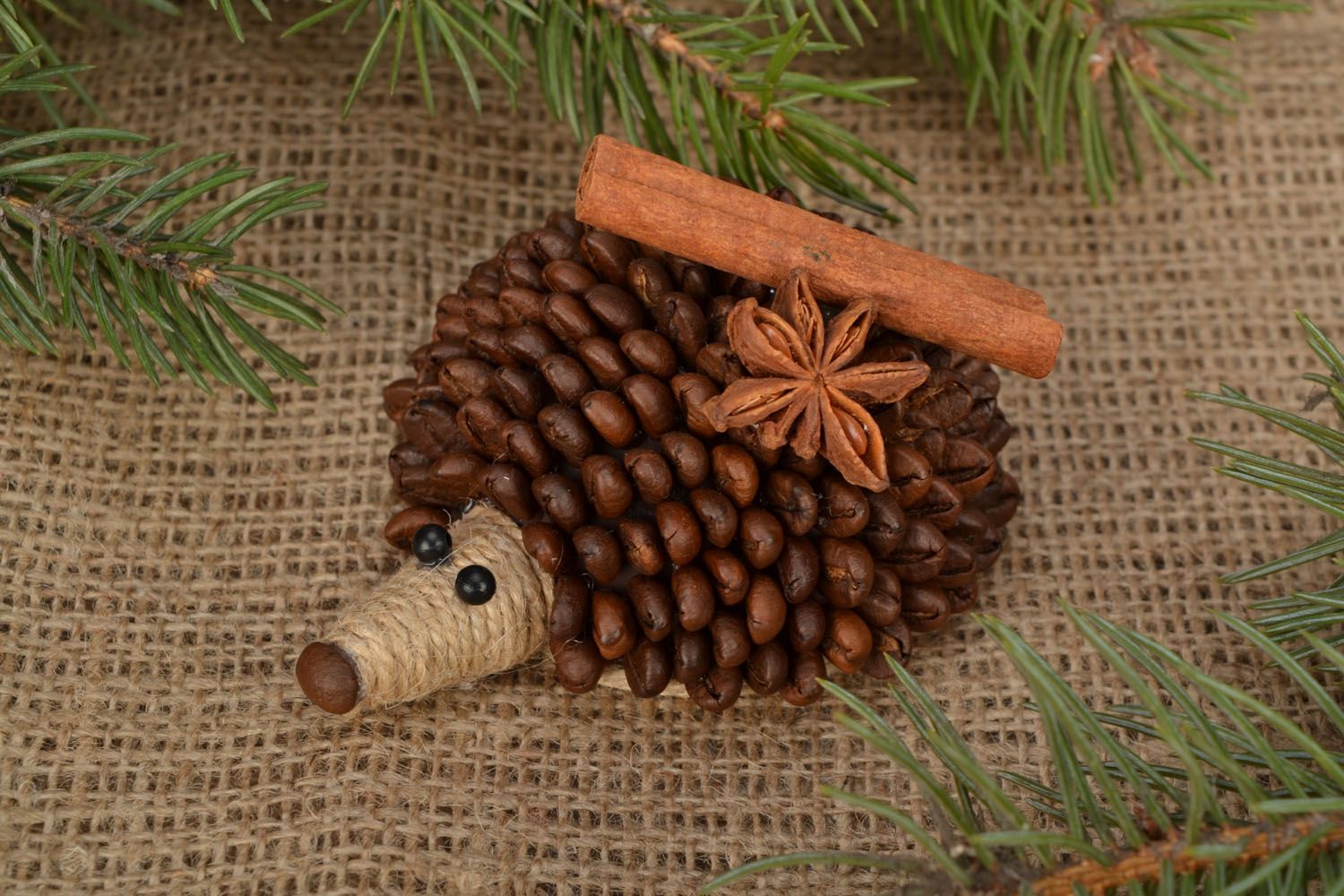 Figurilla decorativa  de erizo con granos de café  foto 1