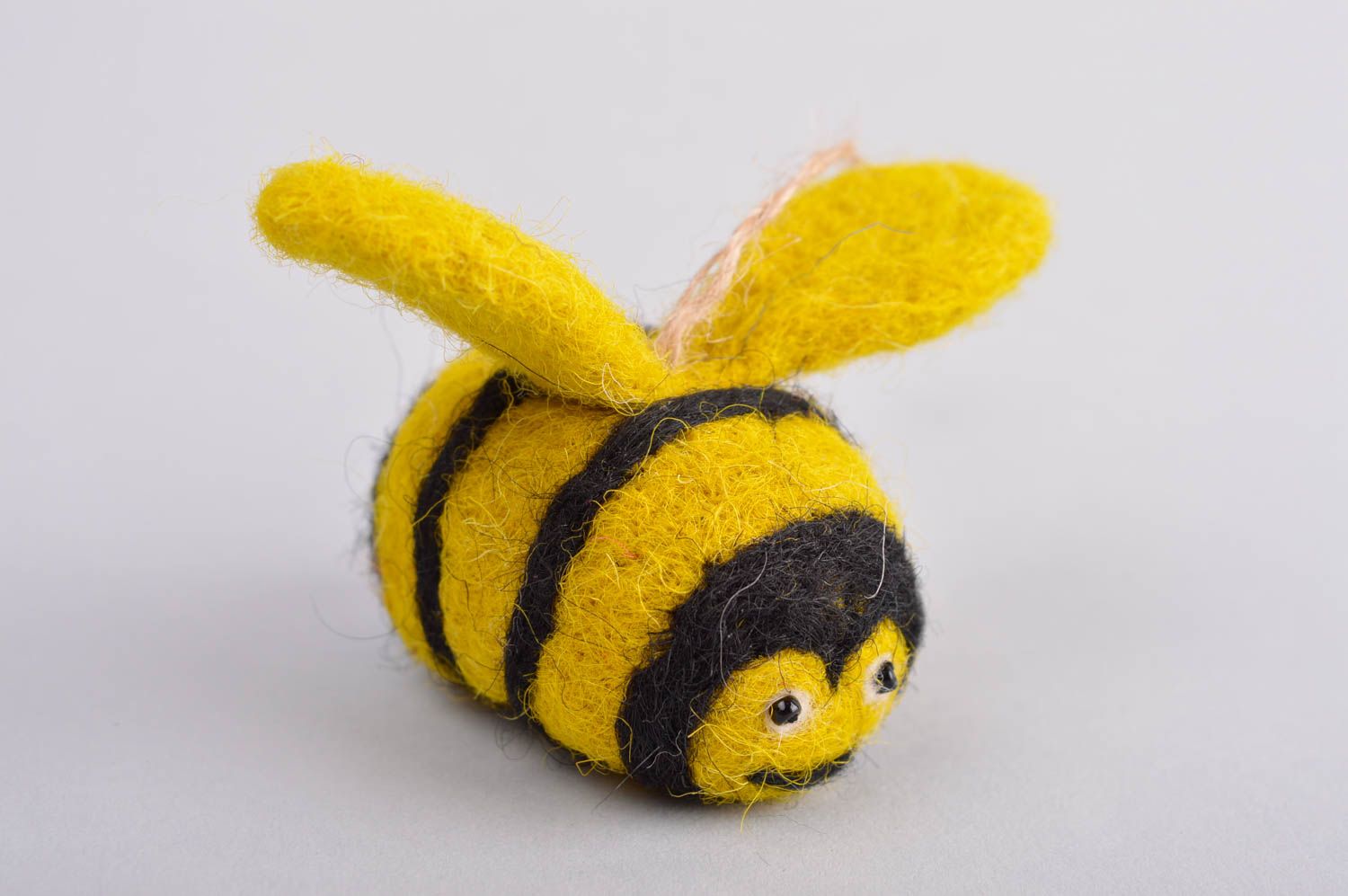Peluche abeille Jouet fait main en laine feutrée à suspendre Cadeau enfant photo 2