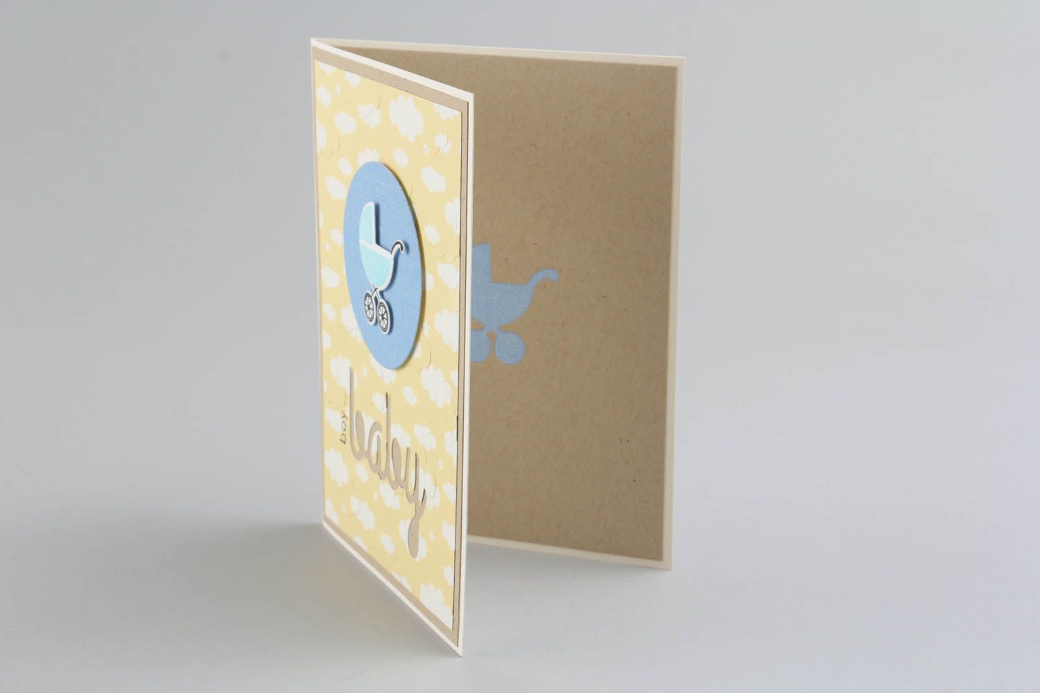 Cartão postal feito à mão de kraft-papel presente artesanal com inscrição para um bebé recém-nascido foto 3