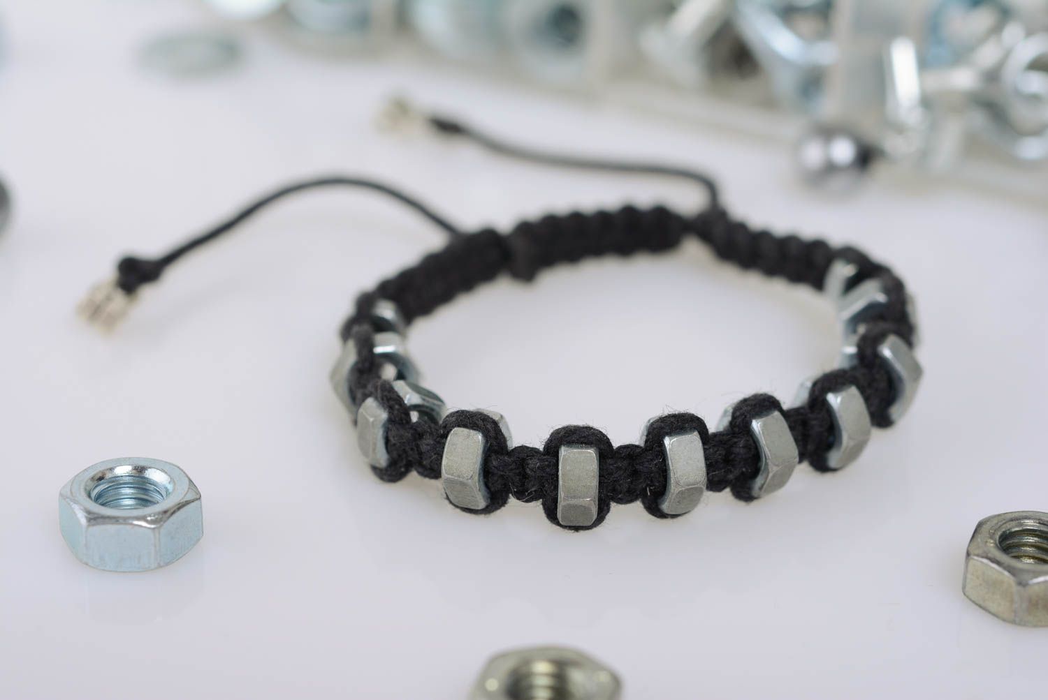 Bracelet en macramé lacet noir avec écrous en inox accessoire original fait main photo 2