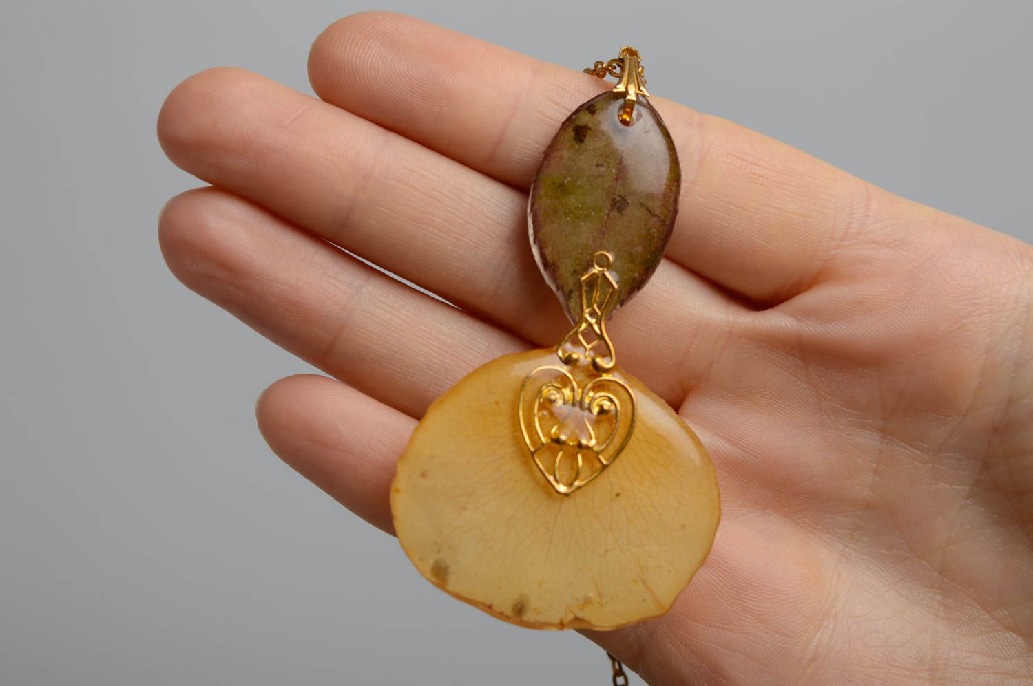 Pendant with real flower inside on chain photo 4