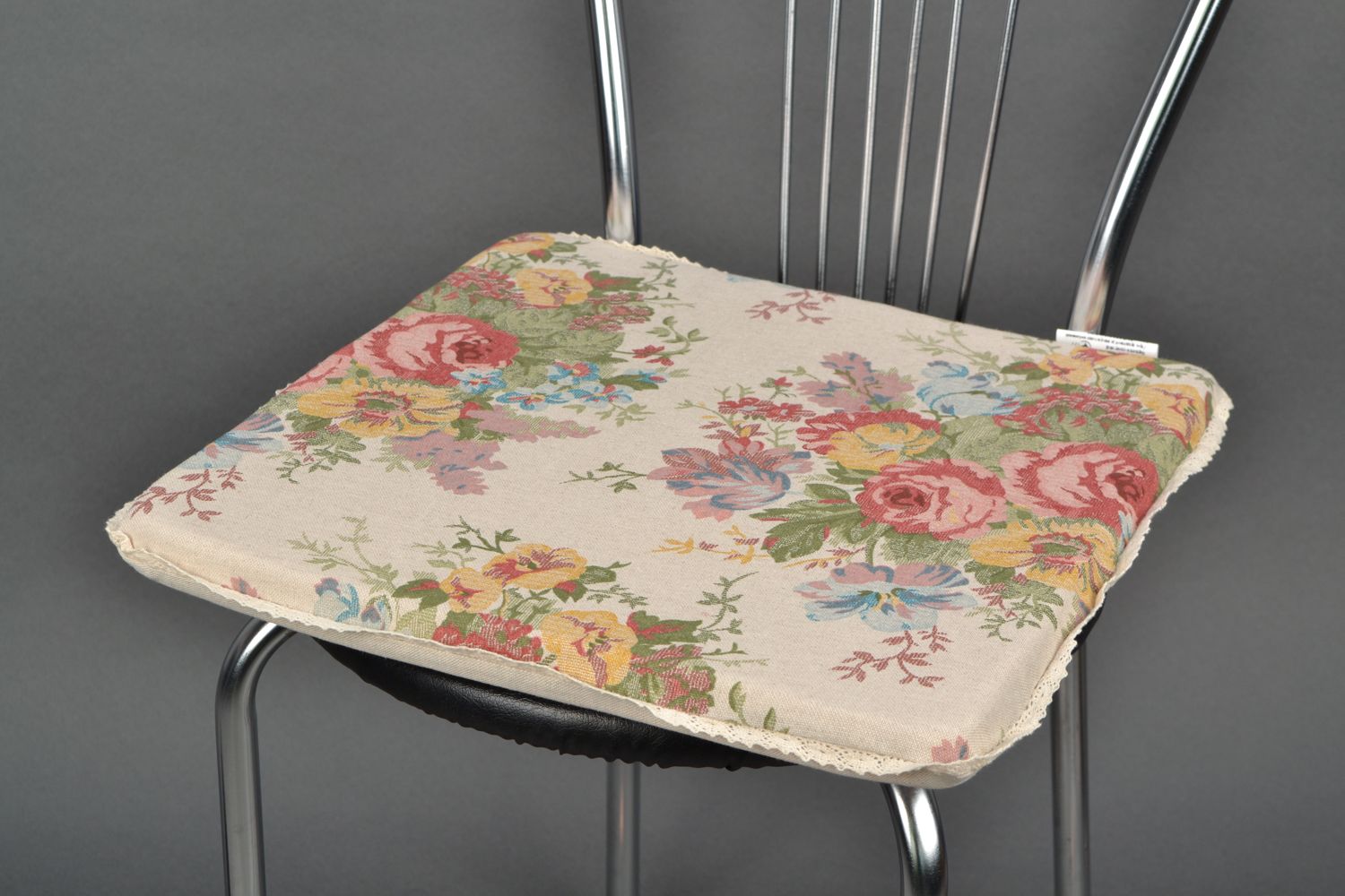 Coussin de chaise en tissu fait main en coton et polyamide décoré de dentelle photo 1