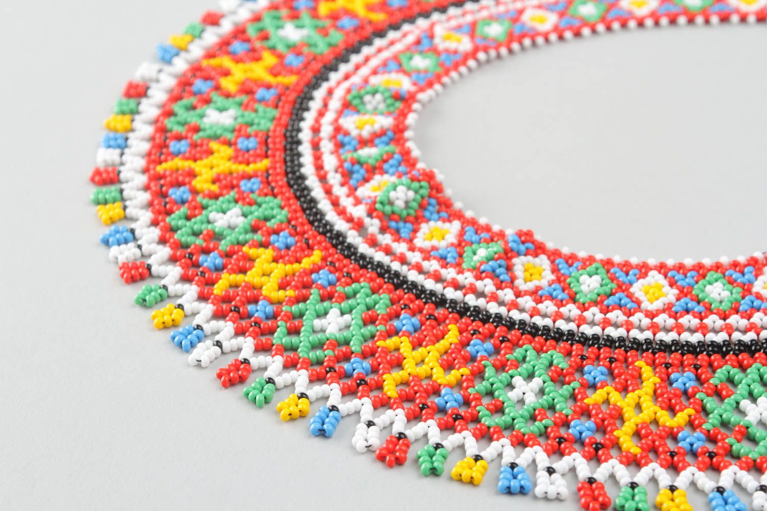 Multicolored beaded necklace photo 2