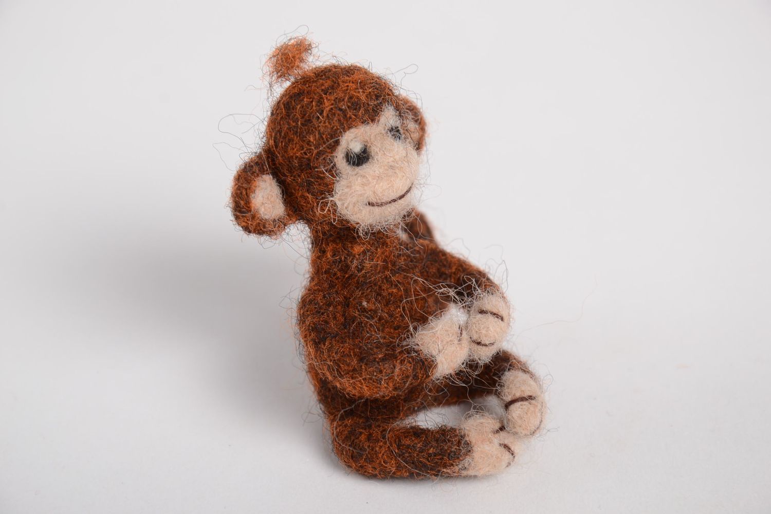 Валяная игрушка хэнд мэйд игрушка из шерсти мягкая игрушка коричневая обезьянка фото 3