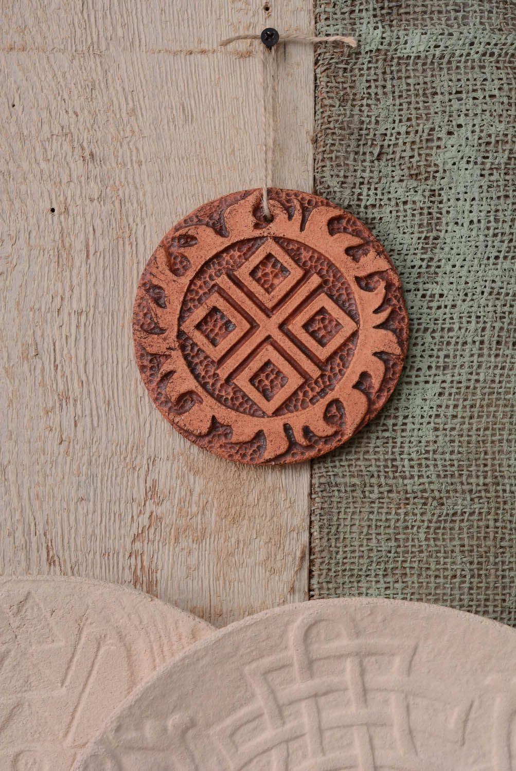 Prato de argila feito à mão pingente de parede para decoração do interior em estilo étnico Makosh foto 3