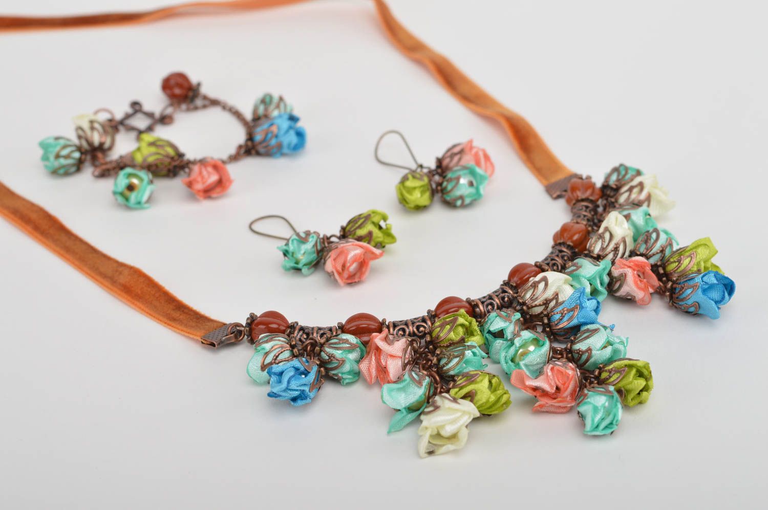Комплект украшений из атласных лент колье браслет и серьги с цветами хенд мейд фото 5