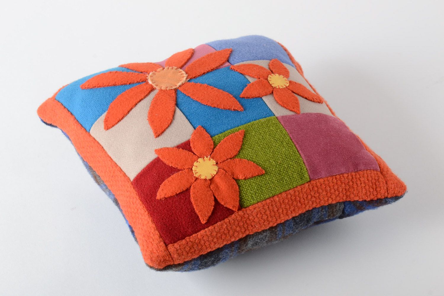Schönes weiches interessantes künstlerisches Deko Kissen aus Stoff handmade Blumen foto 5