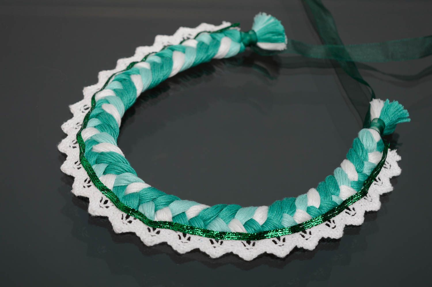 Green necklace made of moulin threads and lace photo 1