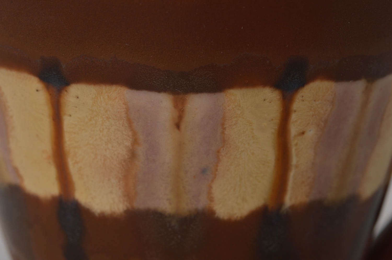 Коричневая фарфоровая чашка расписанная глазурью ручной работы оригинальная фото 3