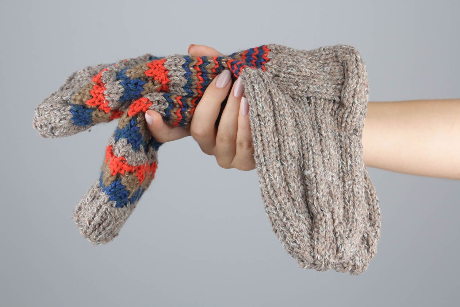 Meias quentes cinzentas tricotadas de lã à mão roupas de mulher artesanais foto 5
