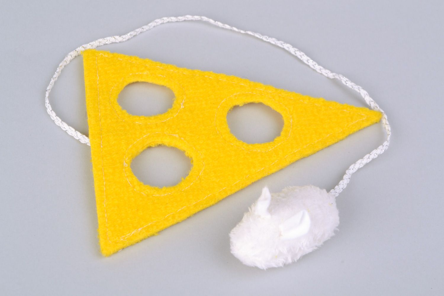 Casse-tête en plastique fait main original avec cordelette Souris et fromage photo 3
