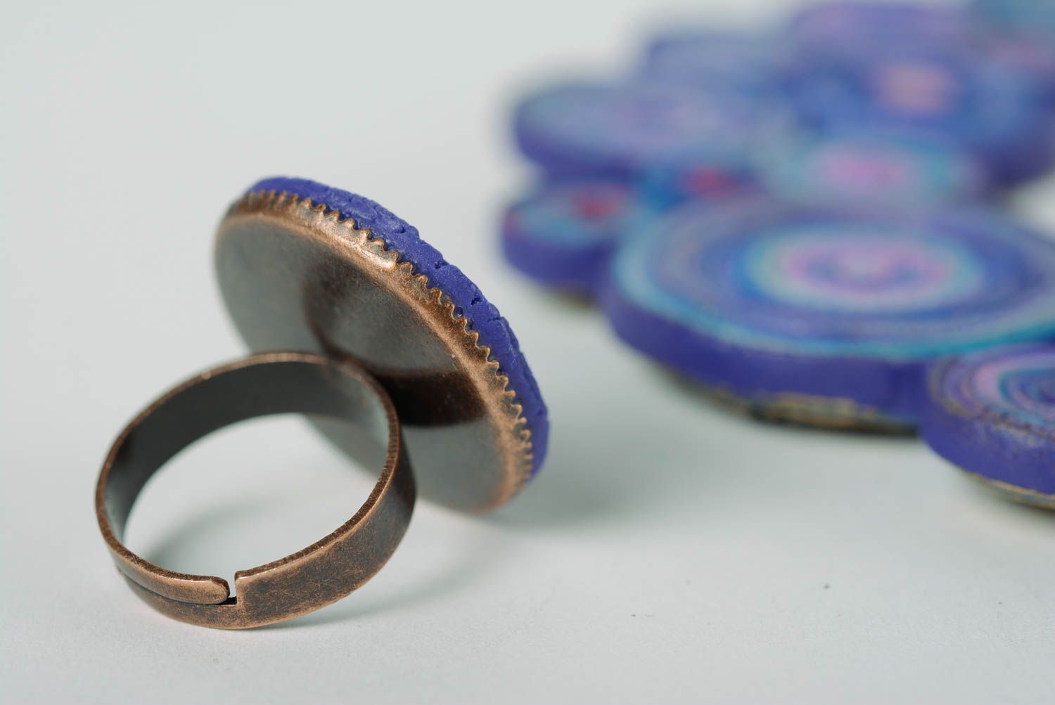 Комплект украшений из полимерной глины 2 шт колье и кольцо синие ручной работы фото 4