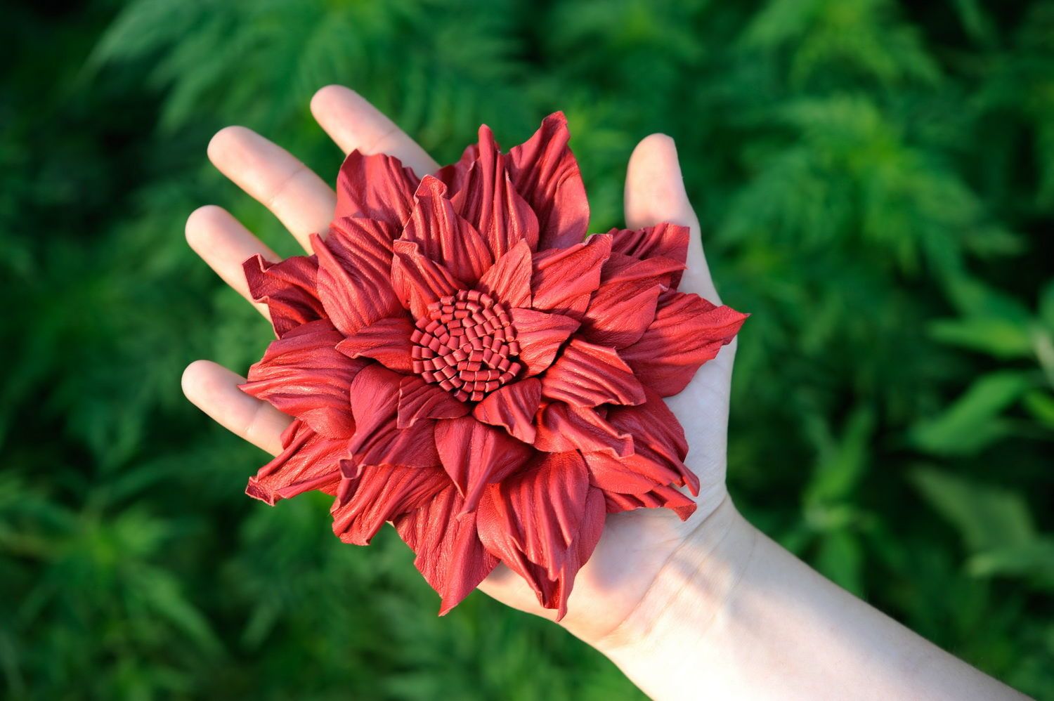Broche en cuir en forme de fleur rouge photo 5