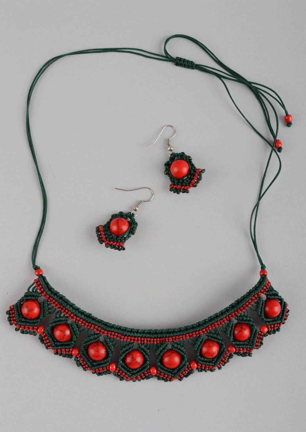 Ожерелье из ниток украшения ручной работы с камнями вязаные серьги с подвесками фото 2