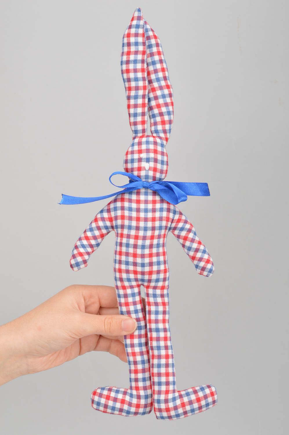 Handgemachtes kuscheliges Spielzeug aus Stoff Hase mit blauer Schleife für Kind foto 3