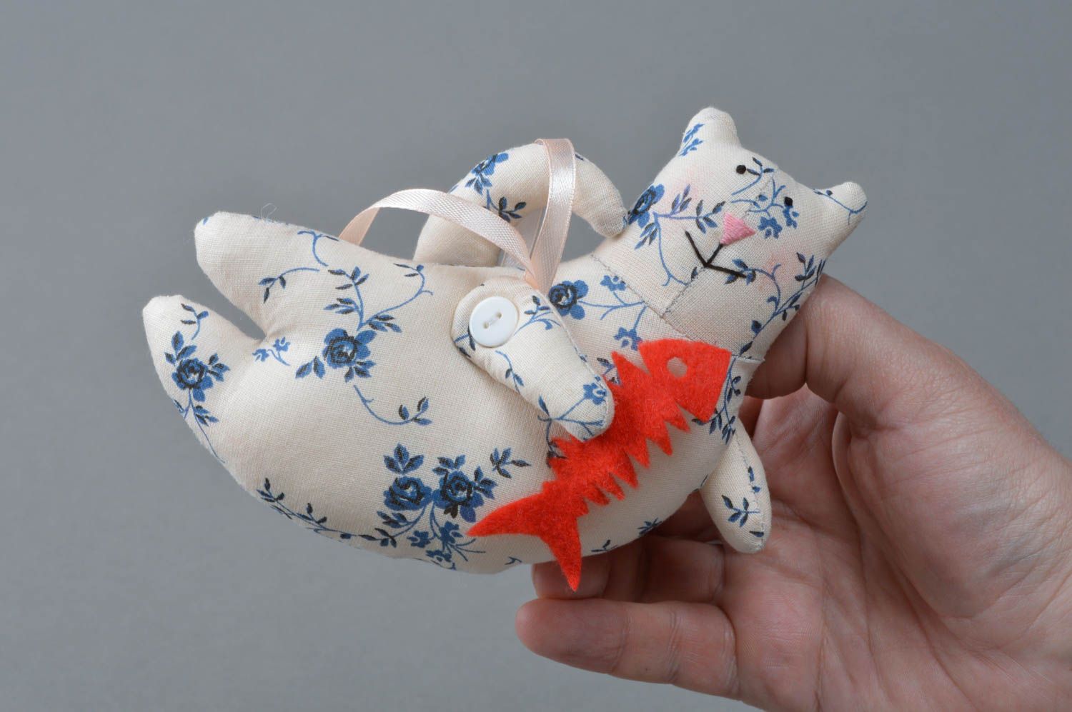 Kleiner handmade Anhänger für Interieur Deko Katze aus Baumwolle  foto 4