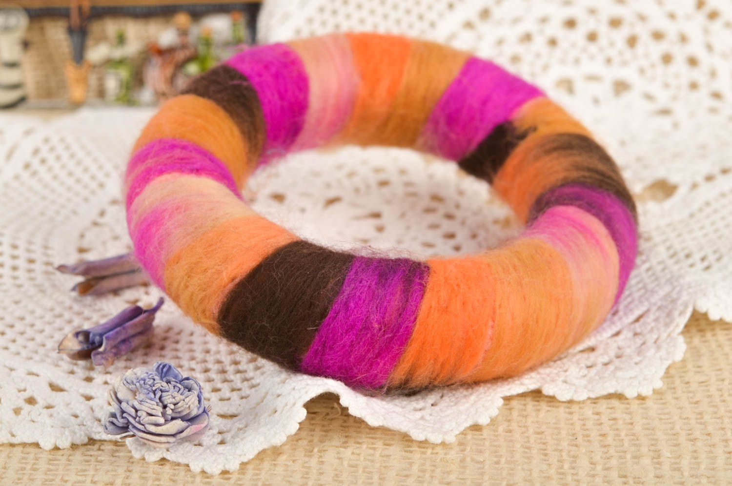 Bracelet fantaisie Bijou fait main multicolore en laine feutrée Accessoire femme photo 2