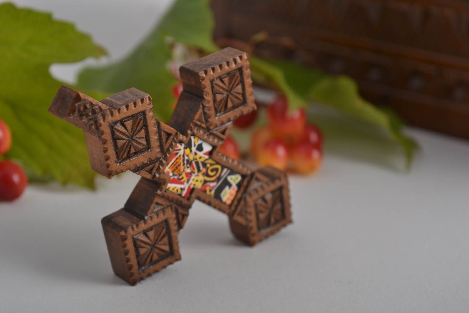 Croix pectorale fait main Bijou ethnique en bois Cadeau religieux design photo 1