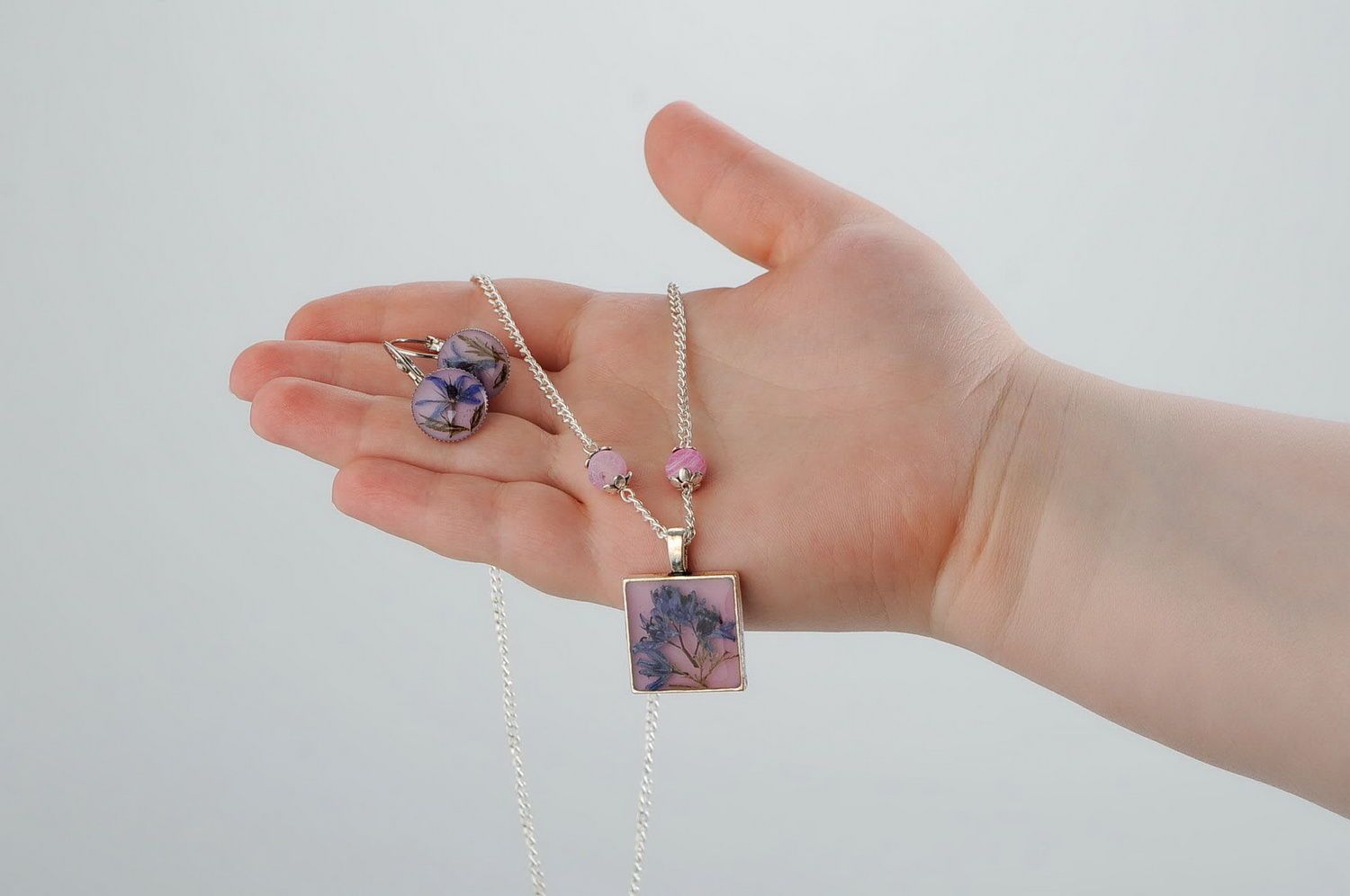 Jewelry set with real scilla flowers with epoxy resin photo 5