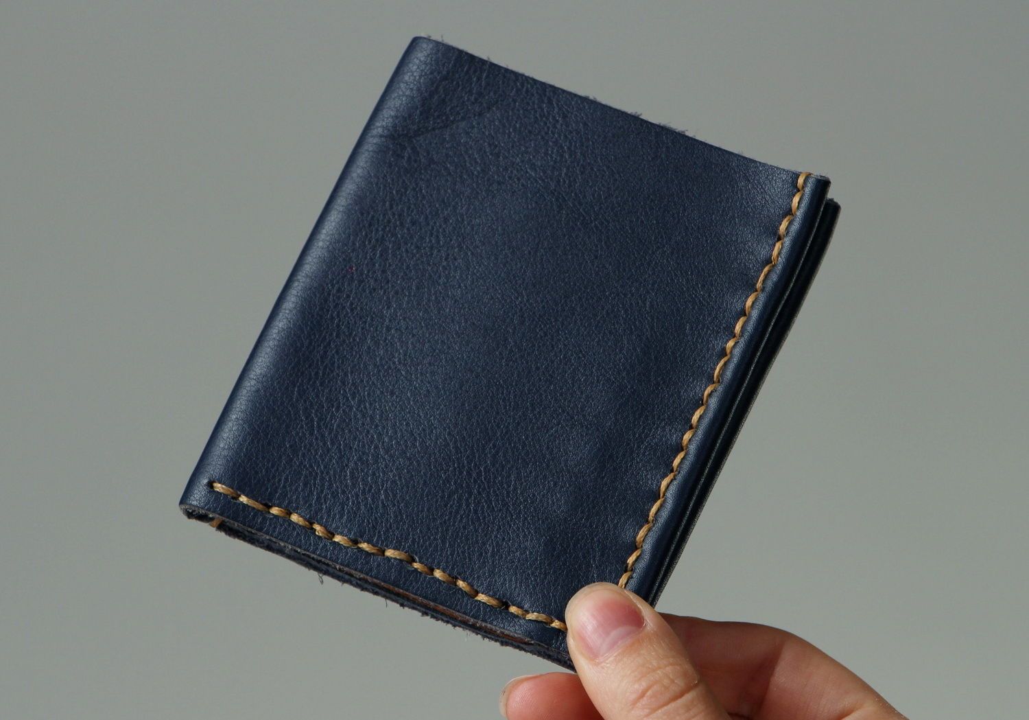 Кожаный кошелек синего цвета фото 4