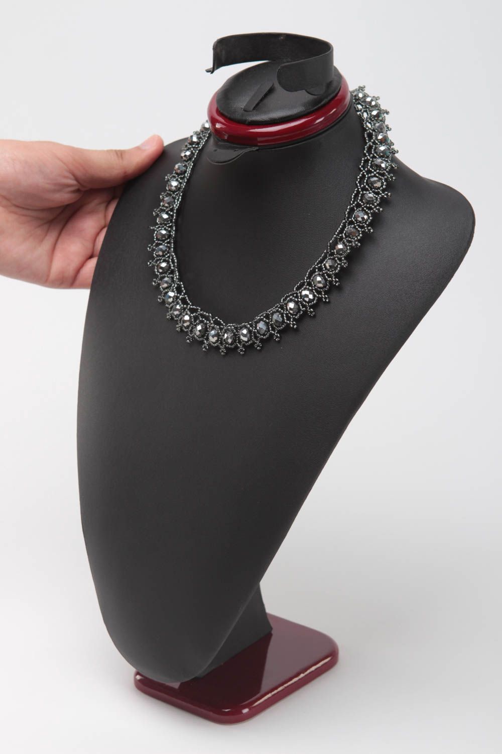 Ожерелье из бисера и бусин хрустальных ручной работы серое оригинальное нарядное фото 5