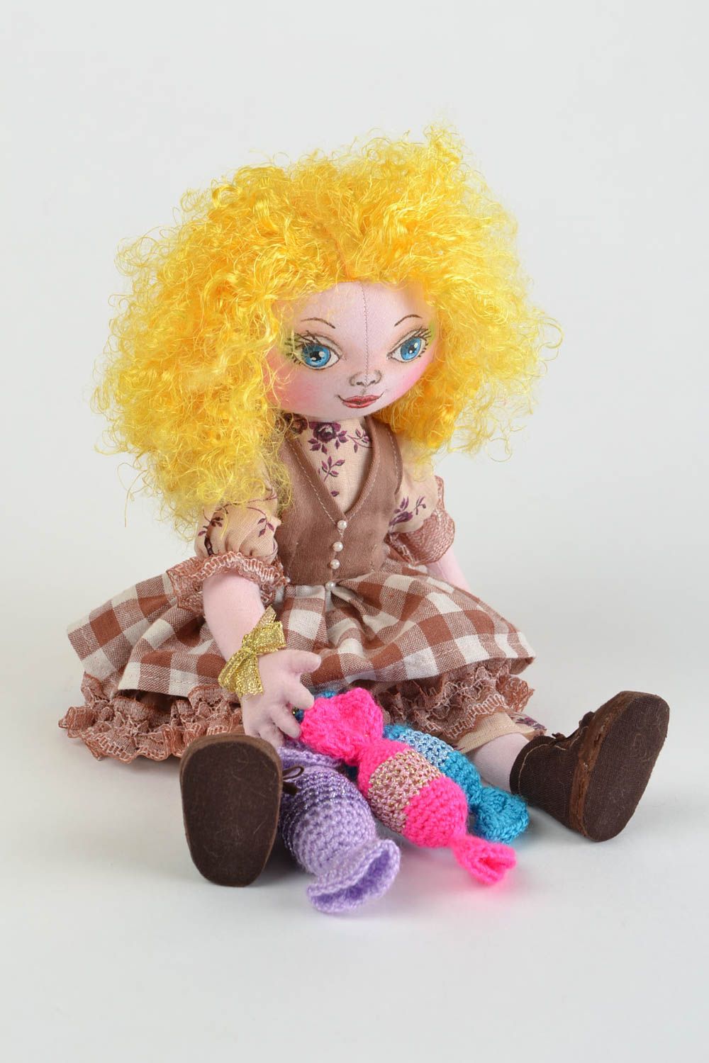 Кукла для интерьера и детей тканевая мягкая игрушка ручной работы Сладкоежка фото 5