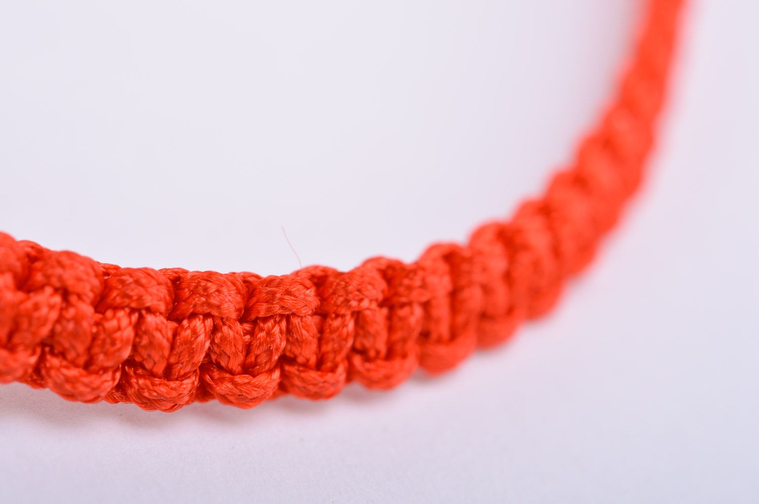 Простой браслет из ниток красный плетеный аксессуар ручной работы  фото 4