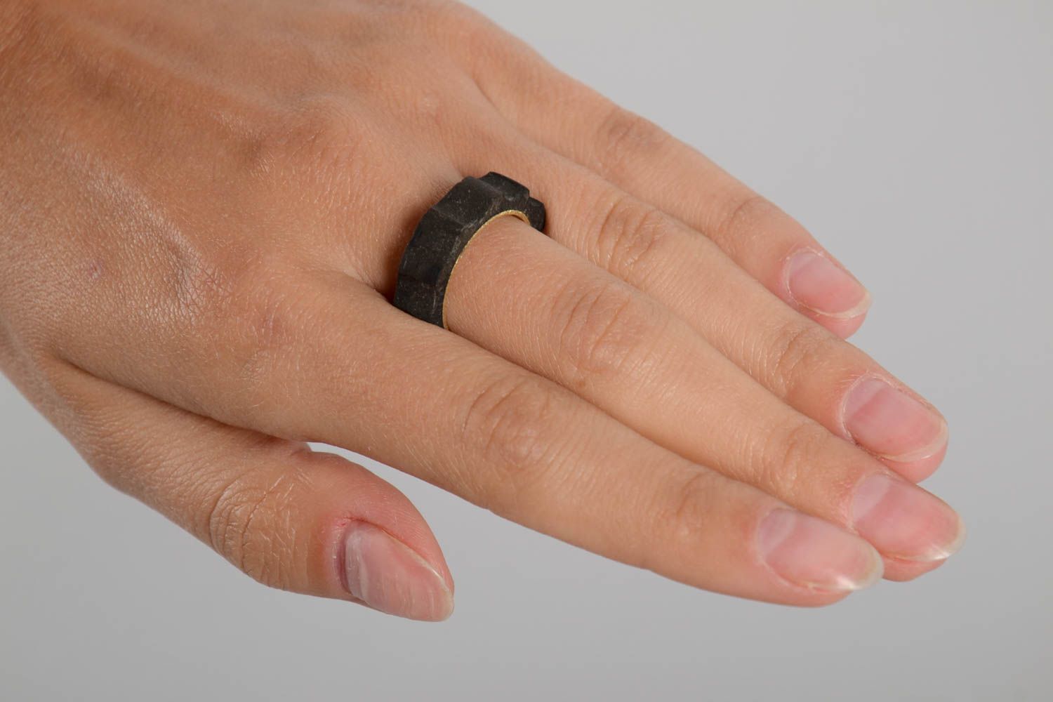 Кольцо ручной работы эксклюзивное кольцо массивное украшение черное рельефное фото 2