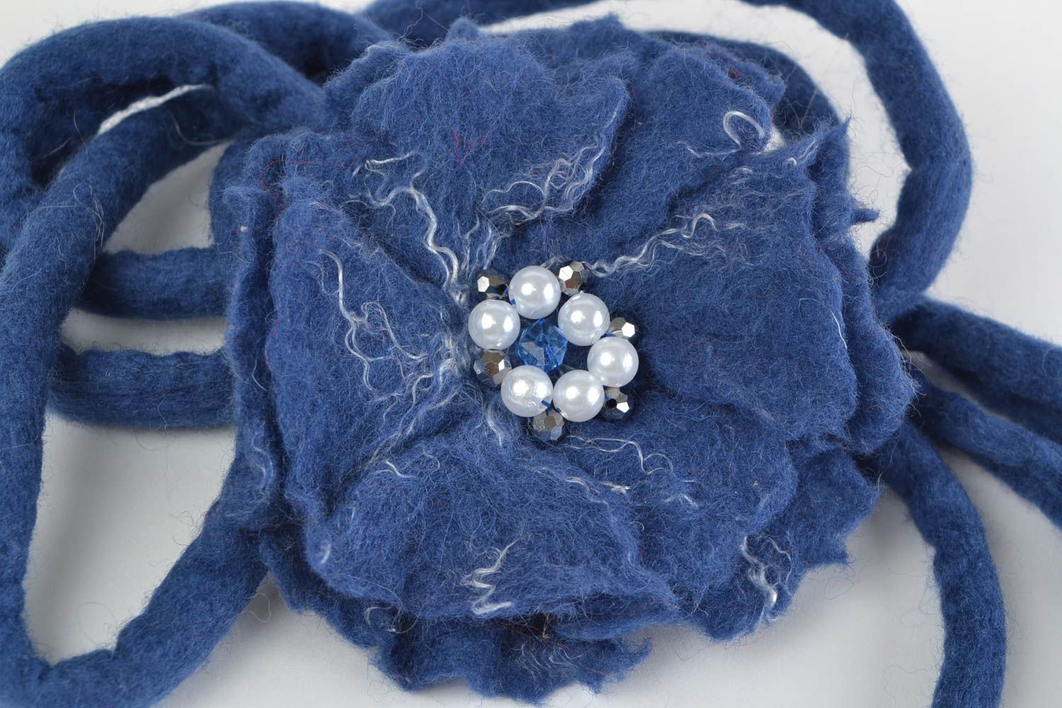 Collier en laine feutrée eau-savon bleu original avec fleur grande fait main photo 4