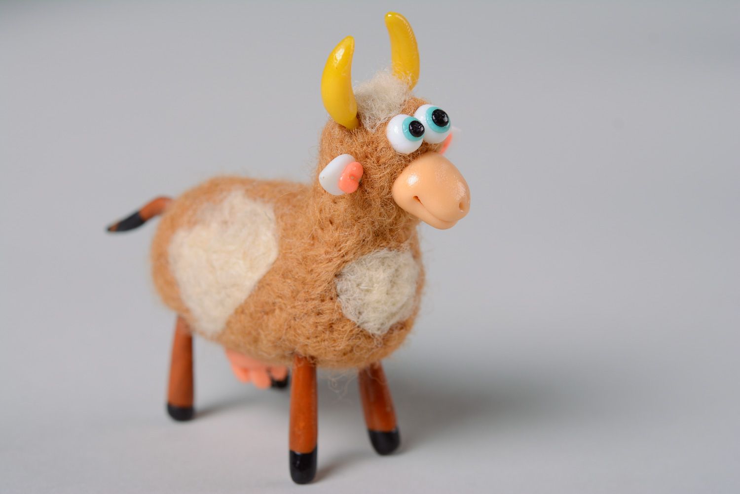 Handmade Miniatur Kuscheltier Kuh in Trockenfilzen Technik für Kollektion foto 2