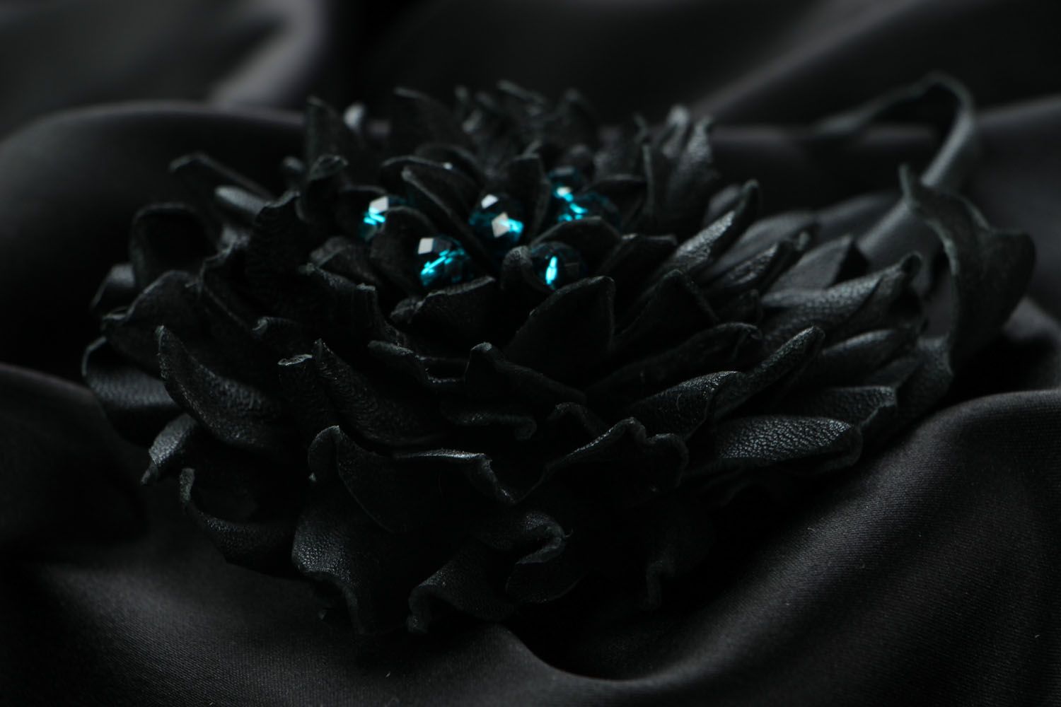 Broche en cuir originale faite main accessoire design couleur noire pour femme photo 2