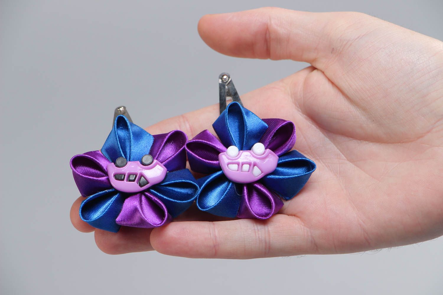 Set of 2 beautiful handmade children's hair clips with ribbon flowers and cars photo 5