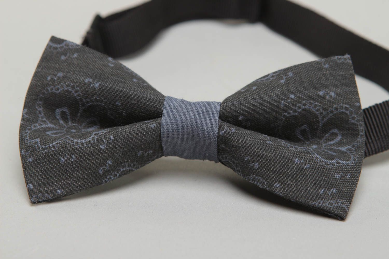 Fabric bow tie of charcoal color with thin pattern photo 2