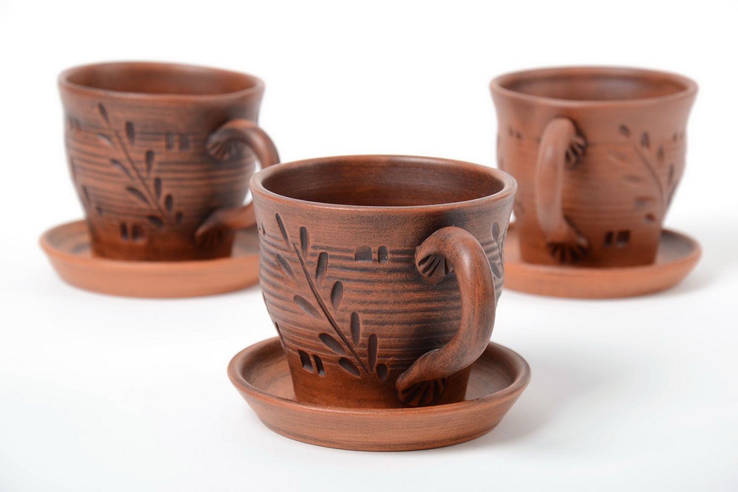 Tazas cerámicas y platillos artesanales marrones bonitos set de tres pares foto 5